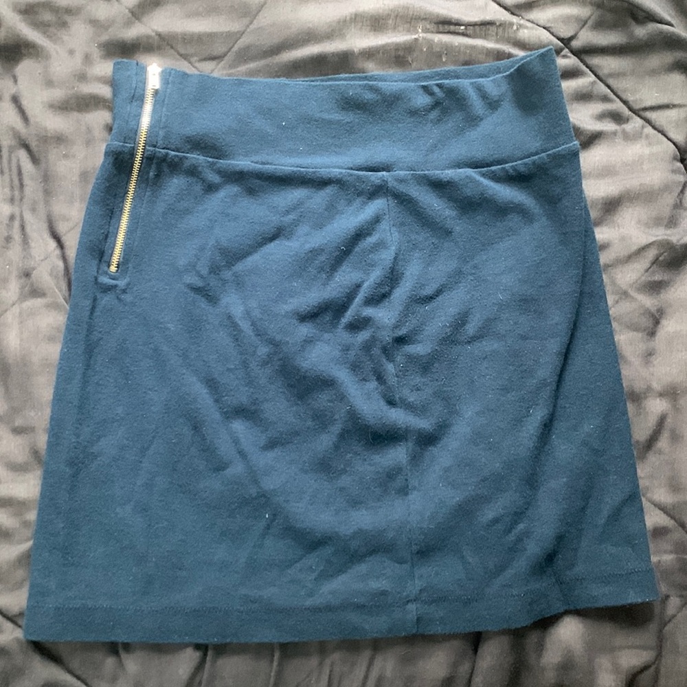 Cotton and elastane dark blue mini skirt.